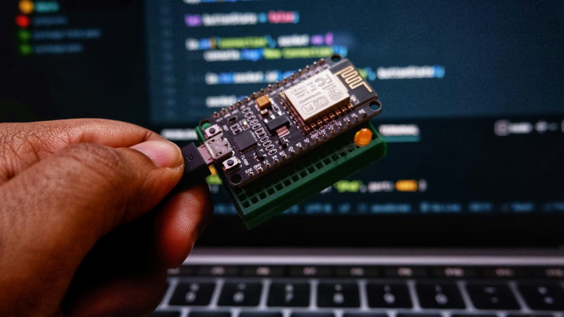 Module connecté et code : du matériel au logiciel